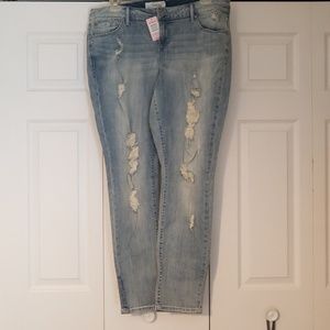 NWT Torrid distressed skinny jeans